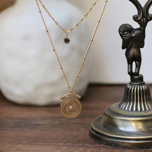 Colar Emma – Sofisticação em Dourado com Design Atemporal