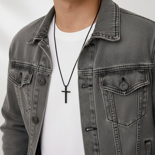 Colar Mattia – A Elegância Clássica da Cruz em Aço Inoxidável