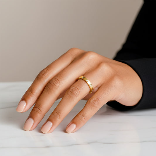 Anel Roberta – Um Clássico em Ouro 14K com Brilho Eterno