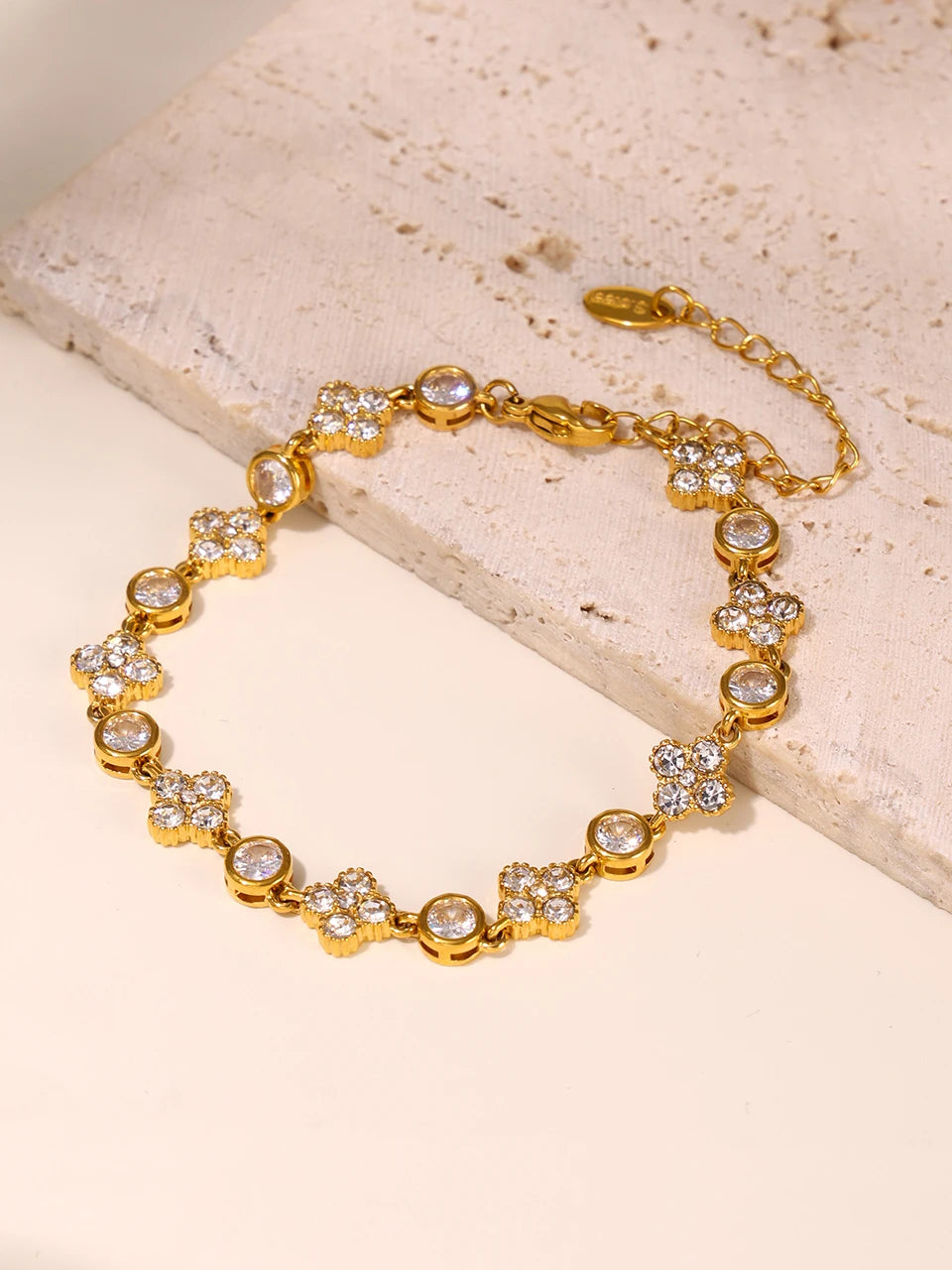Pulseira Pierina – Delicadeza Dourada com Design Italiano